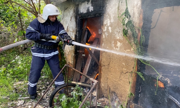 Через необережне поводження з вогнем в Ладижині згоріла будівля