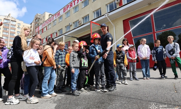 Учні Медвежевушківського ліцею завітали в гості до вінницьких рятувальників