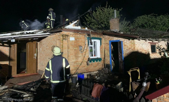 В селі Махнівка Хмільницького району через замикання загорівся будинок