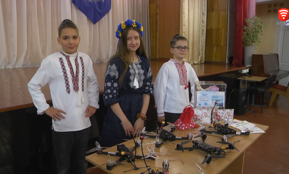 Вінницькі школярі придбали 5 дронів-камікадзе для захисників