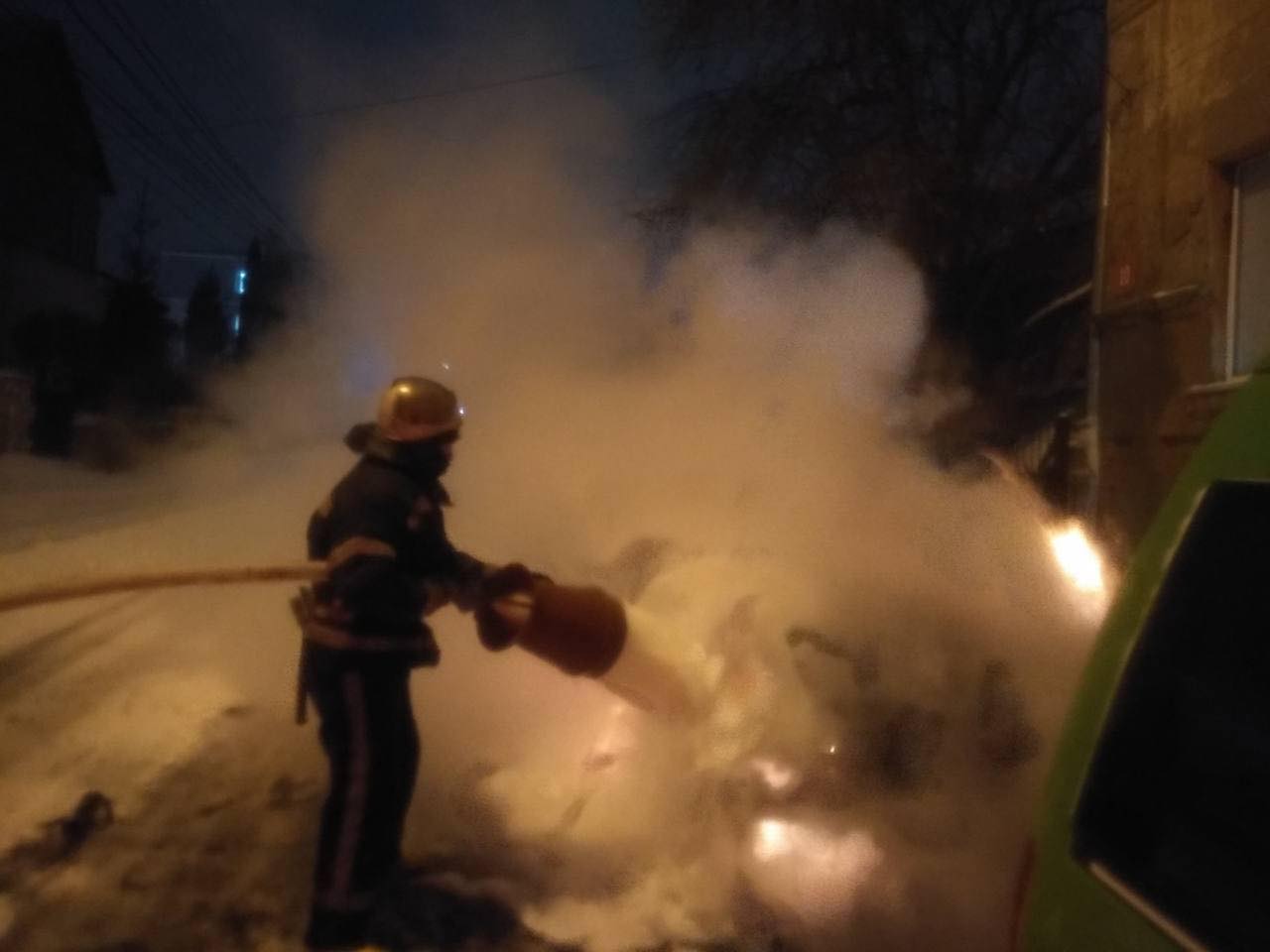 Вночі у Вінниці та Серебрії вогнеборці гасили палаючі авто