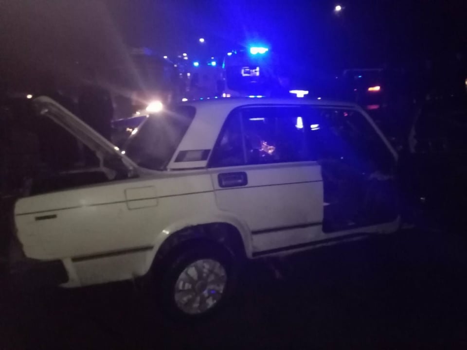 В Тульчині зіштовхнулись ВАЗ та BMW: двох людей затисло у салоні