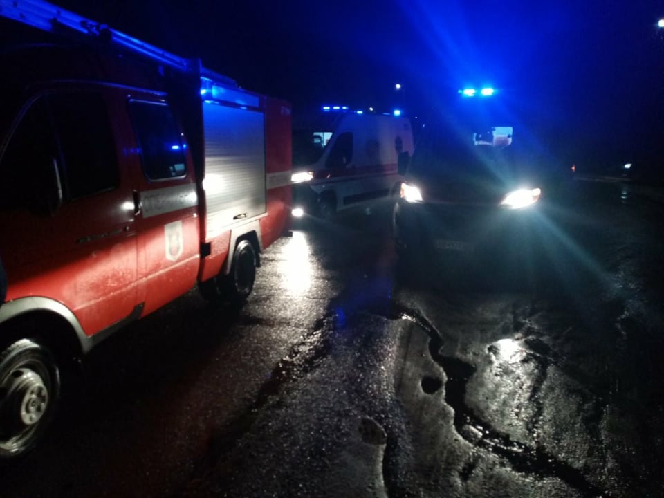 В Тульчині зіштовхнулись ВАЗ та BMW: двох людей затисло у салоні
