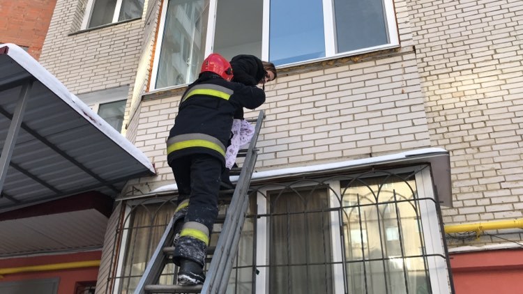 У Вінниці вогнеборці евакуювали мешканців під'їзду, де сталась пожежа, через вікна