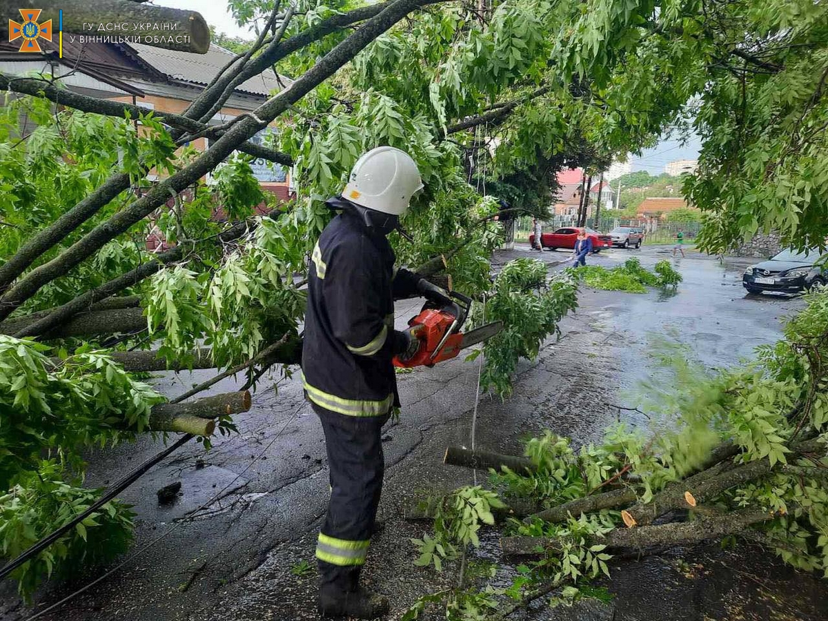 Вінницькі рятувальники ліквідовують наслідки вчорашньої зливи