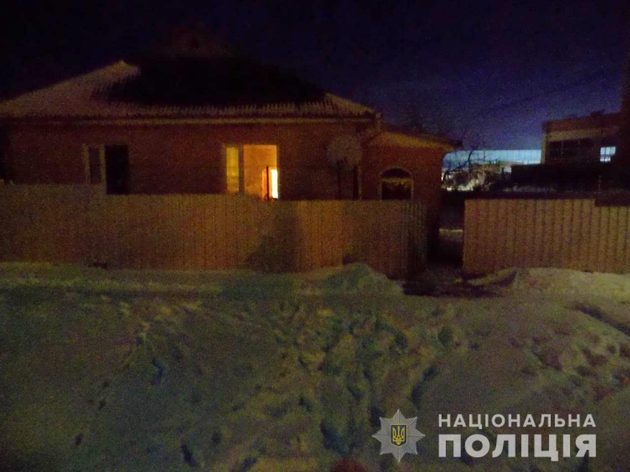 У місті Бар чоловік обікрав будинок: виніс гроші та ювелірні прикраси через вікно