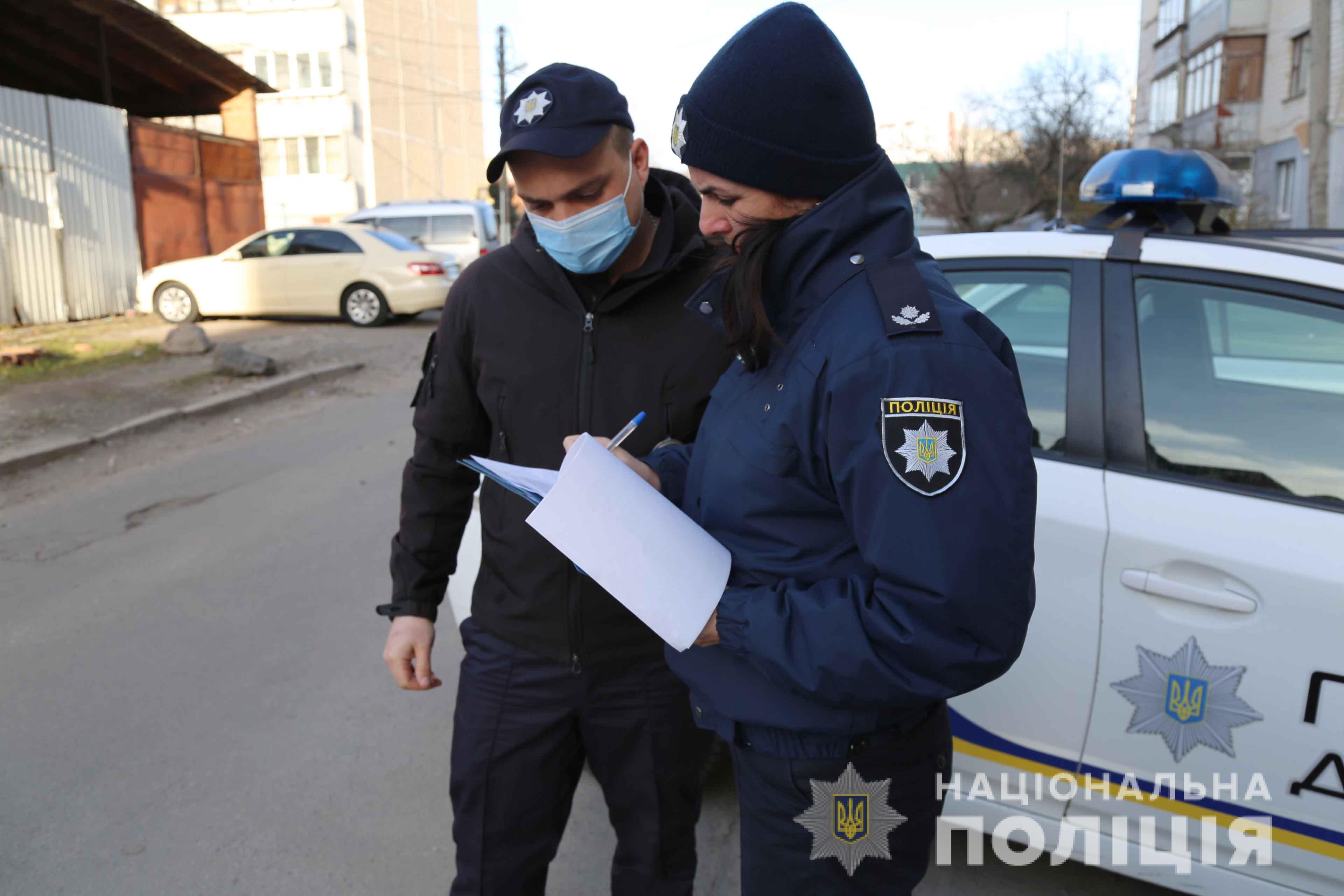 Поліцейські перевіряють, чи дотримуються вінничани, хворі на COVID-19, самоізоляції