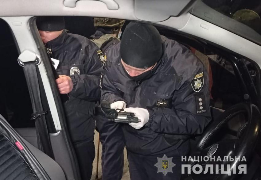 У Немирові зупинили авто, водій якого перевозив цілий арсенал зброї та наркотики
