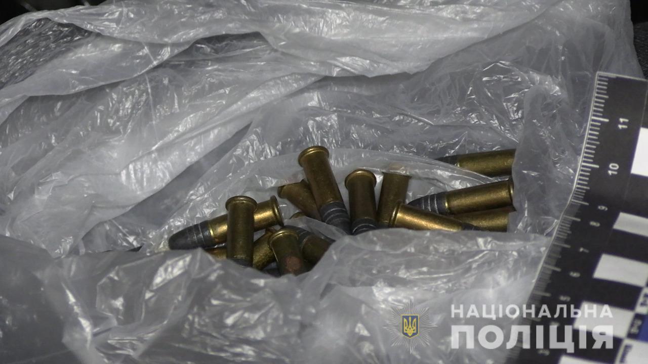 У Немирові зупинили авто, водій якого перевозив цілий арсенал зброї та наркотики