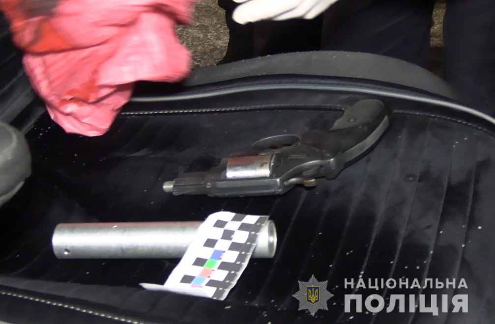 У Немирові зупинили авто, водій якого перевозив цілий арсенал зброї та наркотики