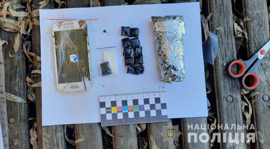 Вінничанка намагалась перекинути через паркан Крижопільського виправного центру наркотики