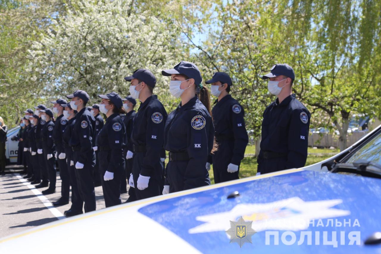 У Вінниці 18 хлопців та 18 дівчат, які цього року закінчують шкільні навчальні заклади та обрали собі за майбутню професію поліцейського – взяли участь у проєкті "Кадетський корпус поліції". Четвертий місяць на базі тренінгового центру поліції Вінниччини, де є новітнє оснащення та сучасні спортивні зали, вони отримують фахові теоретичні знання та фізичну підготовку, необхідні майбутнім поліцейським. Сьогодні молодь урочисто дали клятву кадета.