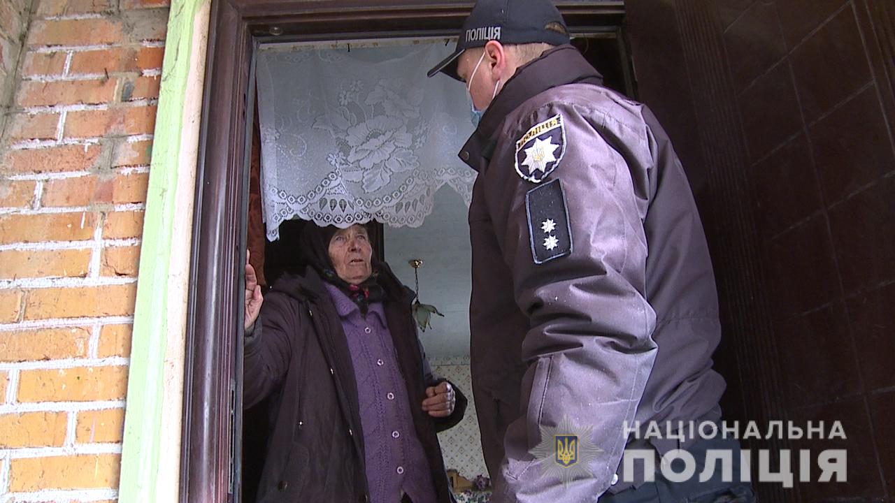 В Тульчинському районі двоє молодиків серед ночі з ножем напали на бабусю