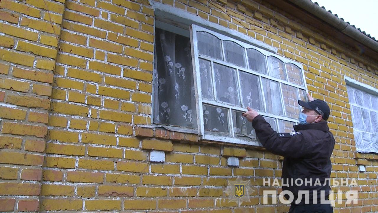 В Тульчинському районі двоє молодиків серед ночі з ножем напали на бабусю