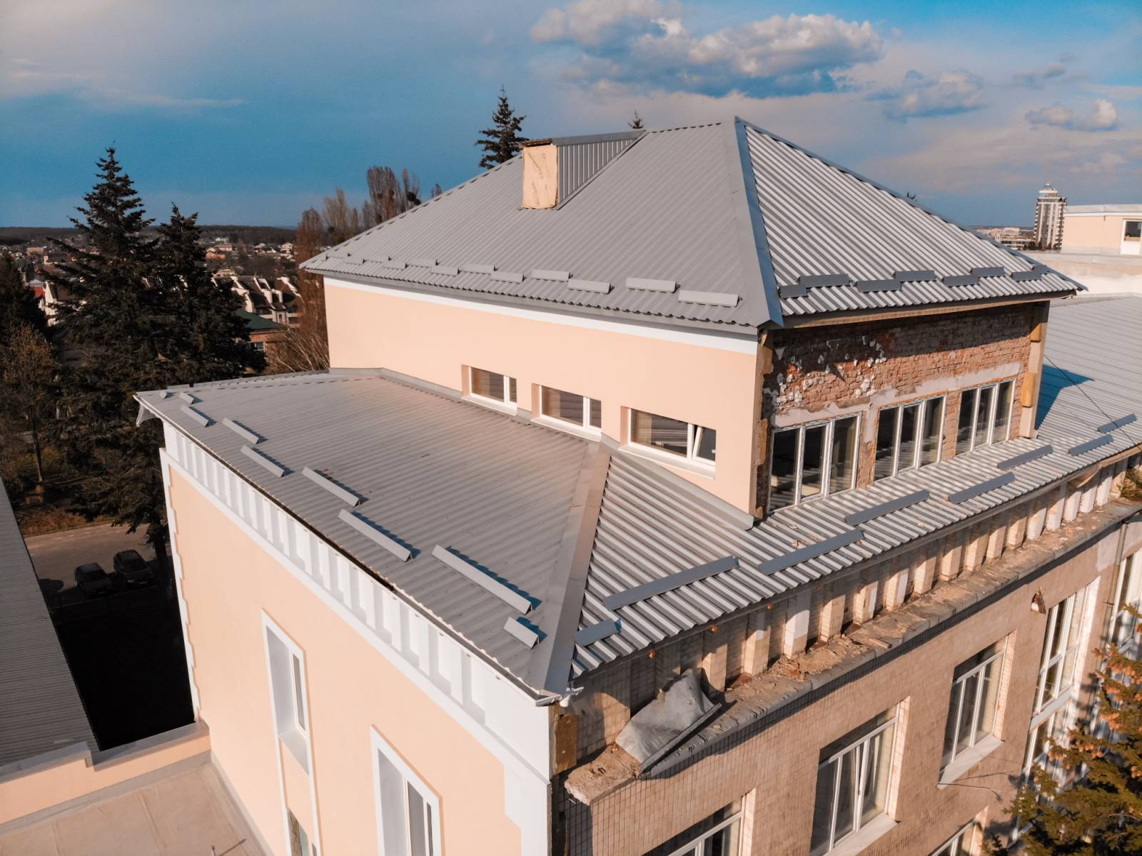 У вінницькому Палаці дітей та юнацтва замінюють вікна та ремонтують дах