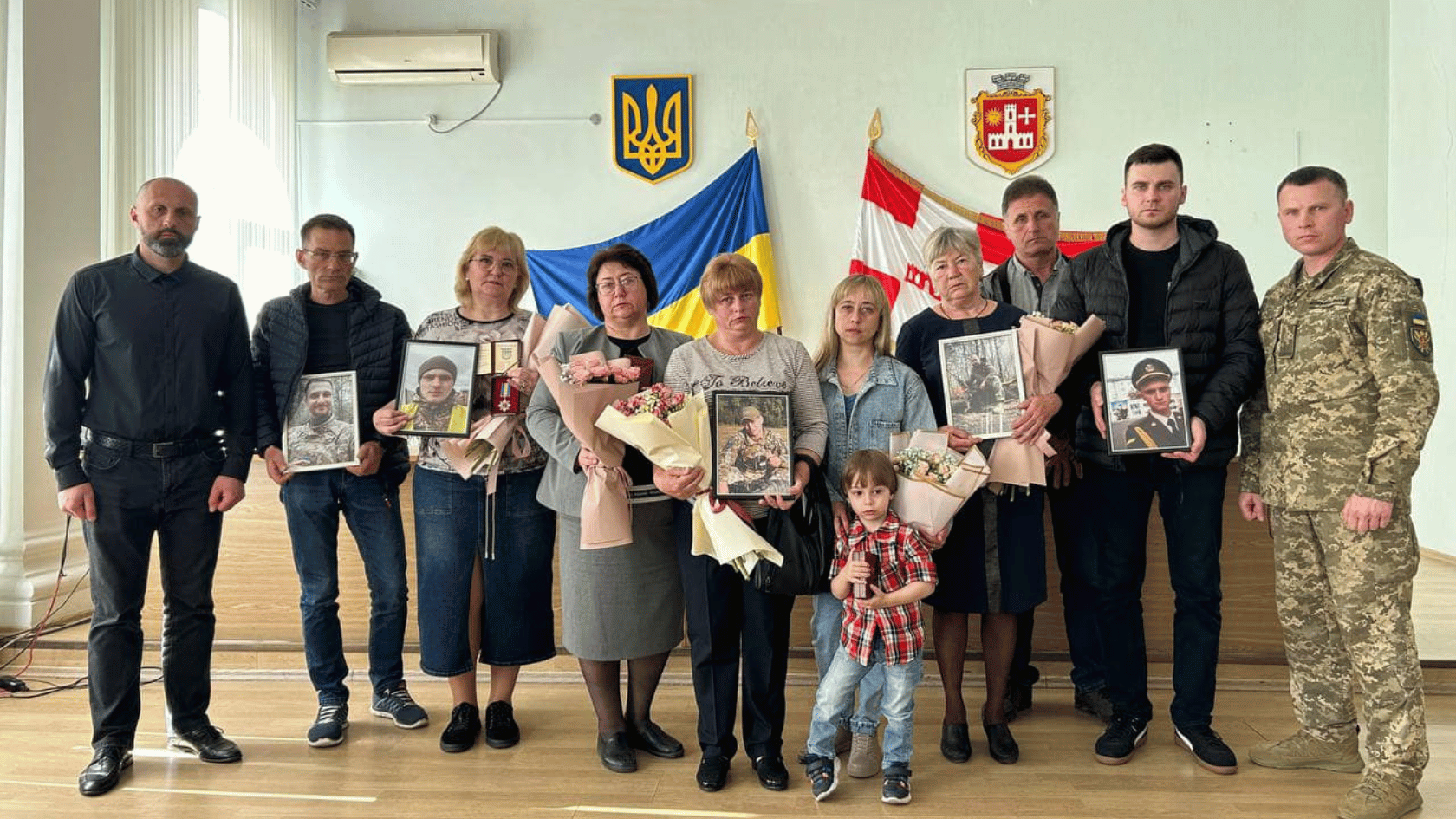 У Бершаді родинам п'яти загиблих Героїв передали нагороди воїнів. Читайте на UKR.NET