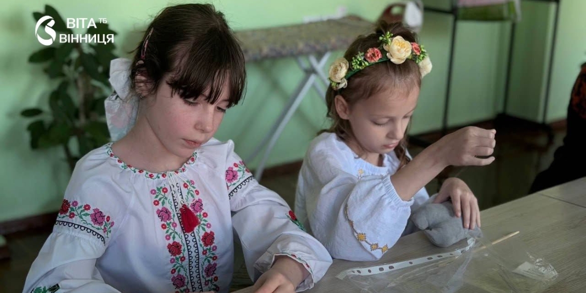 «Бойові котики» і «Пташки перемоги» вінницькі школярі виготовили обереги для захисників