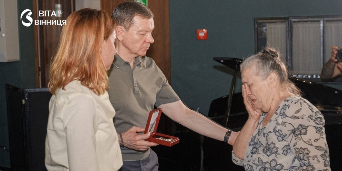 «Бути мамою Героя — надважкий хрест» у Вінниці вручили ще 33 відзнаки матерям полеглих захисників