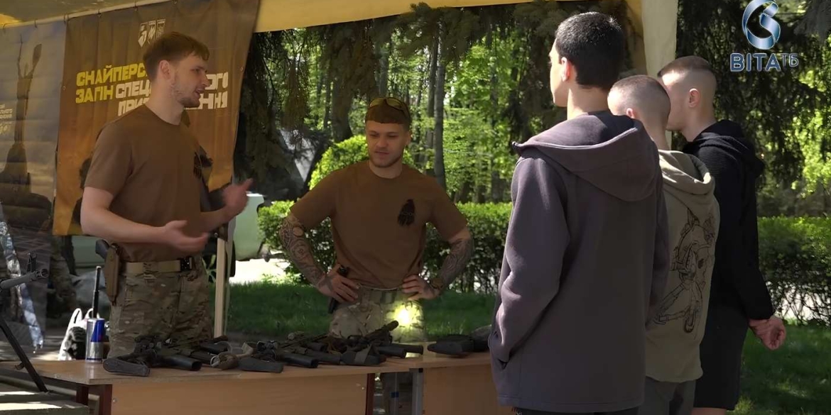 «Ми — не каста, ми — це ви» легендарний «Азов» перетворив центр Вінниці на вишкільний табір
