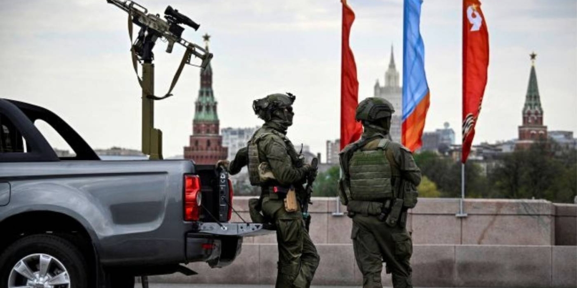 «Побєдобєсіє» під страхом дронів кремль оголив фронт, щоб захистити Червону площу