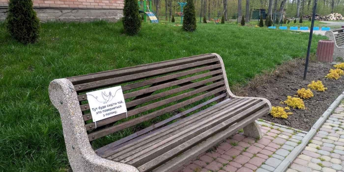 «Це місце чекає на того, хто повернеться» на Вінниччині вшановують захисників пам’ятними табличками