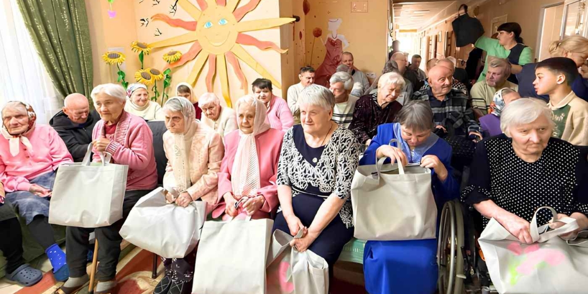 Дитячі пісні проти самотності: зворушливий візит ліцеїстів та волонтерів до будинку самотніх стареньких