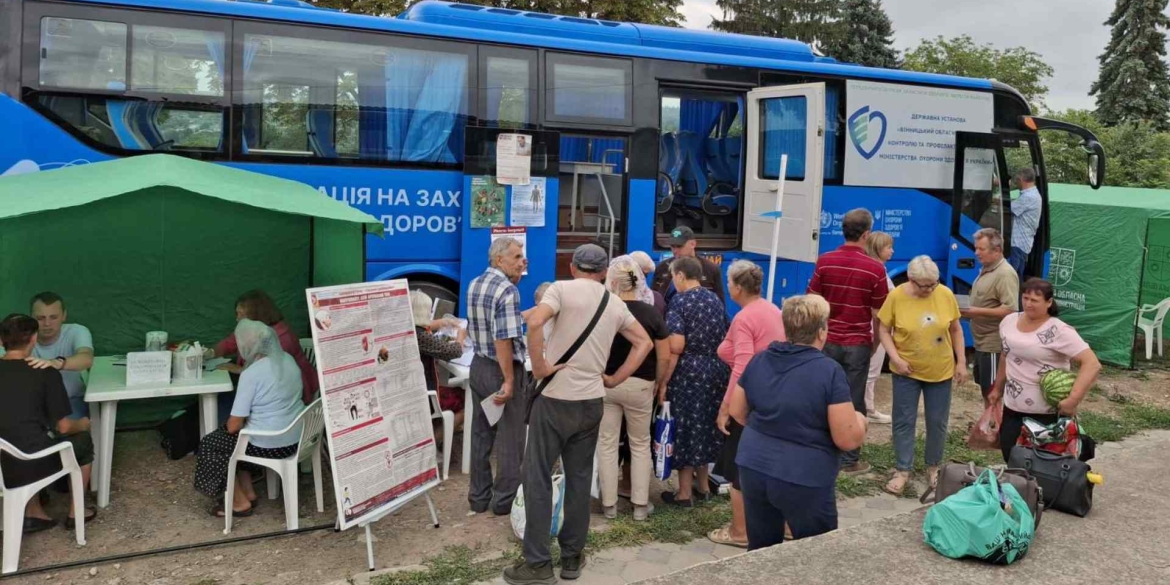 “Вакцинобус” завітав у Чернівці — мешканцям вимірювали тиск та інші медичні тестування