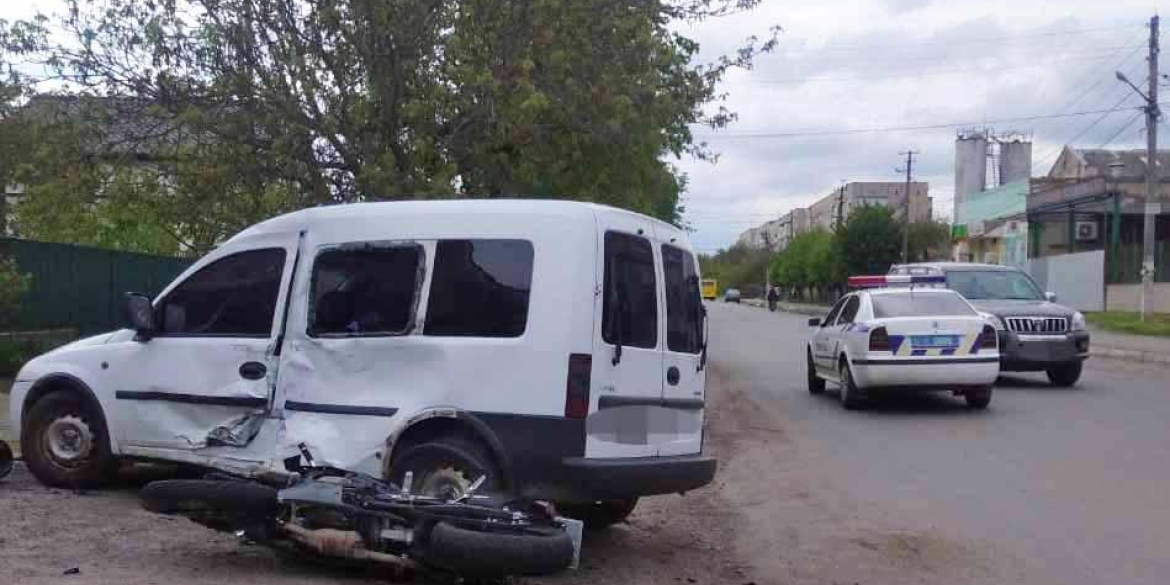 В Тульчині зіштовхнулись Opel та мотоцикл: двоє людей у лікарні