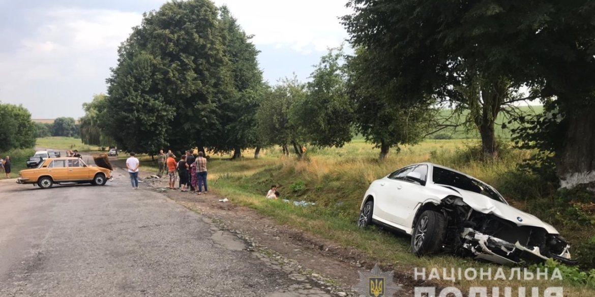 У Тульчинському районі BMW викинуло на узбіччя, де стояли три літні жінки - дві з них загинули