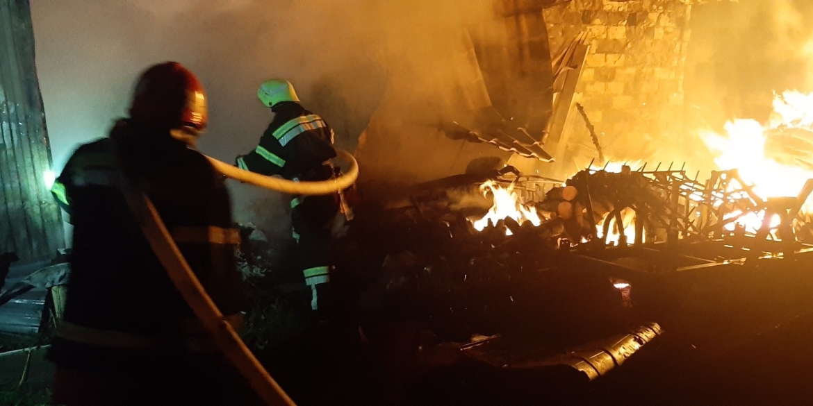 На Вінниччині рятувальникам довелось двічі за добу гасити пожежі в господарчих будівлях