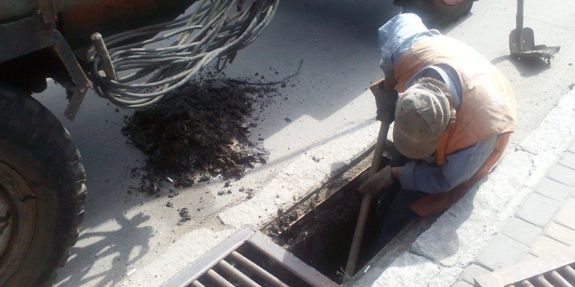 У Вінниці під час чистки зливової каналізації дістають ковдри та стільці