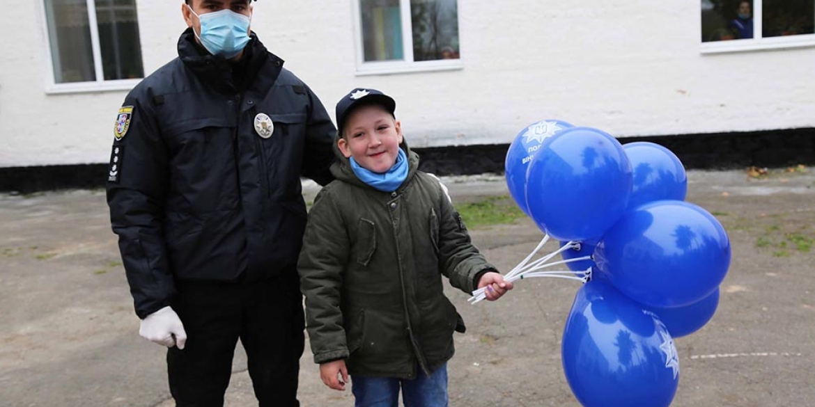 Здійснили дитячу мрію: вінницькі поліцейські привітали із Днем народження 10-річного Дмитрика