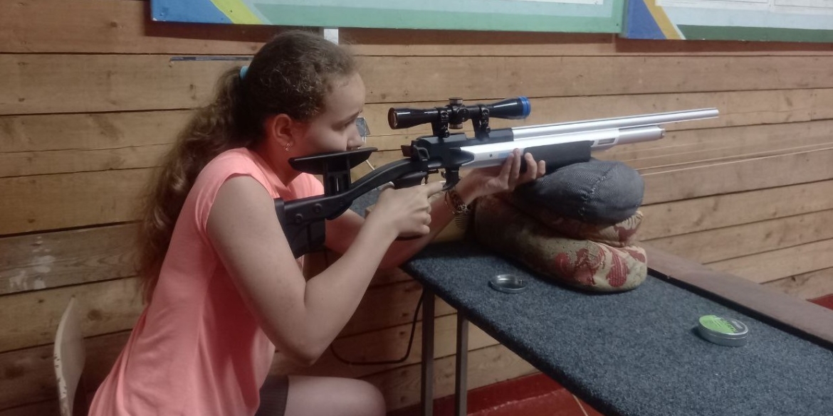 11-річна Анастасія з Донеччини почала займатися кульовою стрільбою у Вінниці