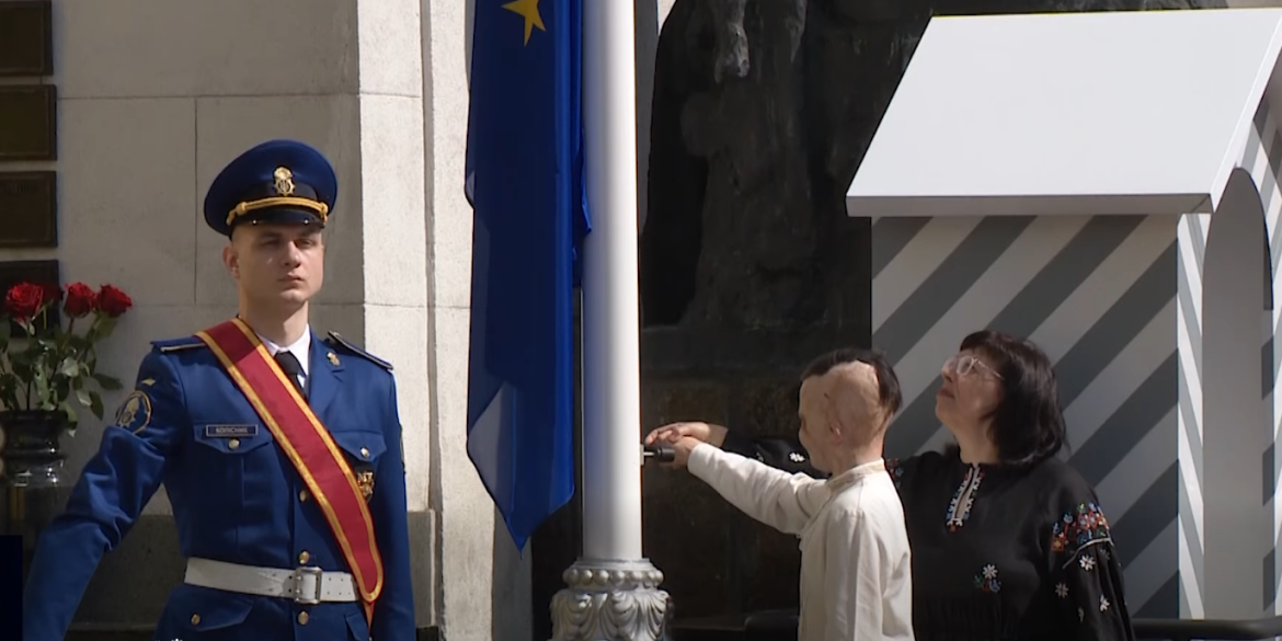 11-річний Роман Олексів, який вижив після ракетного удару по Вінниці, підняв прапор ЄС біля Верховної Ради