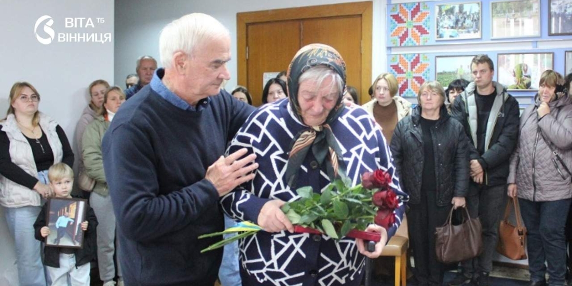 Рідні полеглих захисників тримають державні нагороди під час церемонії вручення у Калинівці