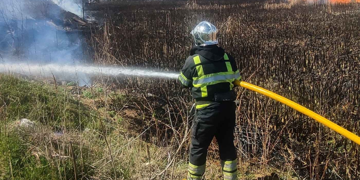 12 пожеж за день: вінницькі рятувальники працюють у посиленому режимі через людську недбалість