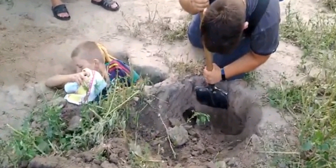 На Вінниччині рятувальники визволили 12-річного хлопчика, який вирішив виміряти глибину нори
