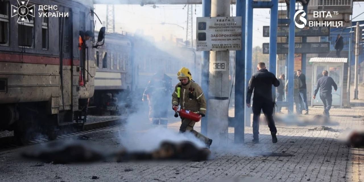 Залізничний перон вокзалу з електричкою та пасажирським потягом після російської атаки на Дніпро