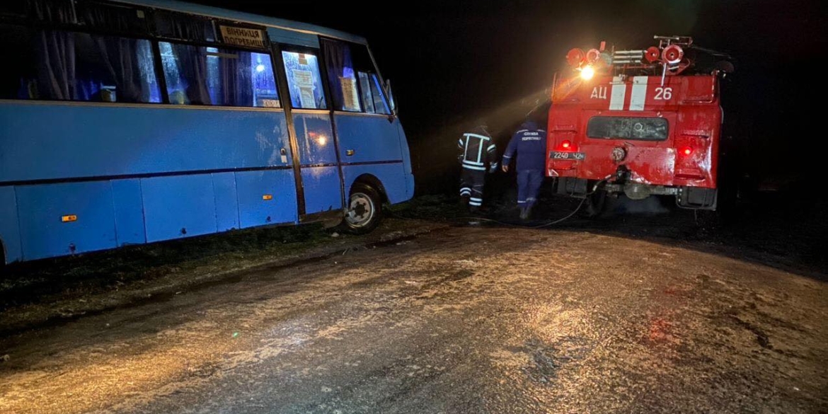 На Вінниччині через ожеледь злетіли з дороги два автобуси з пасажирами