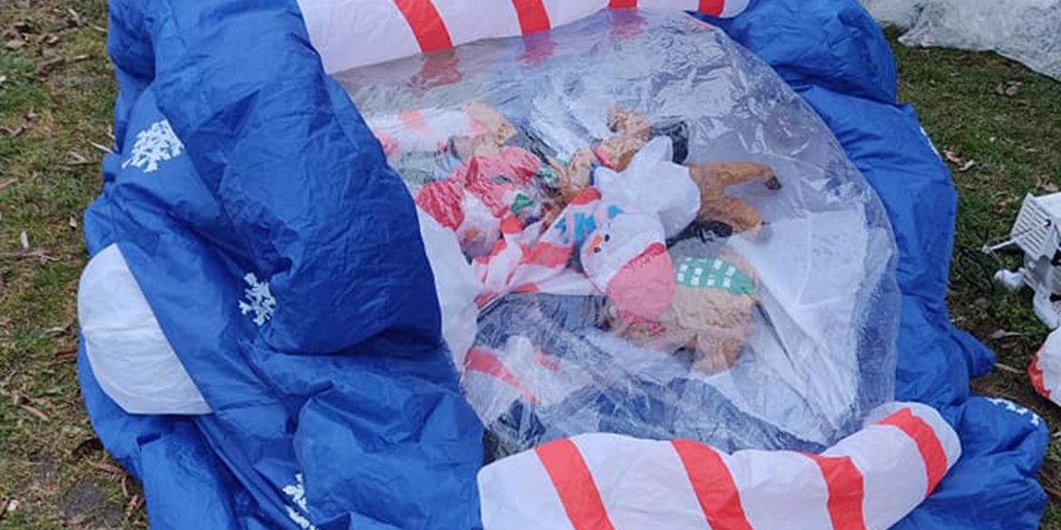 У Хмільнику хулігани порізали святкові іграшки, що стояли біля новорічної ялинки