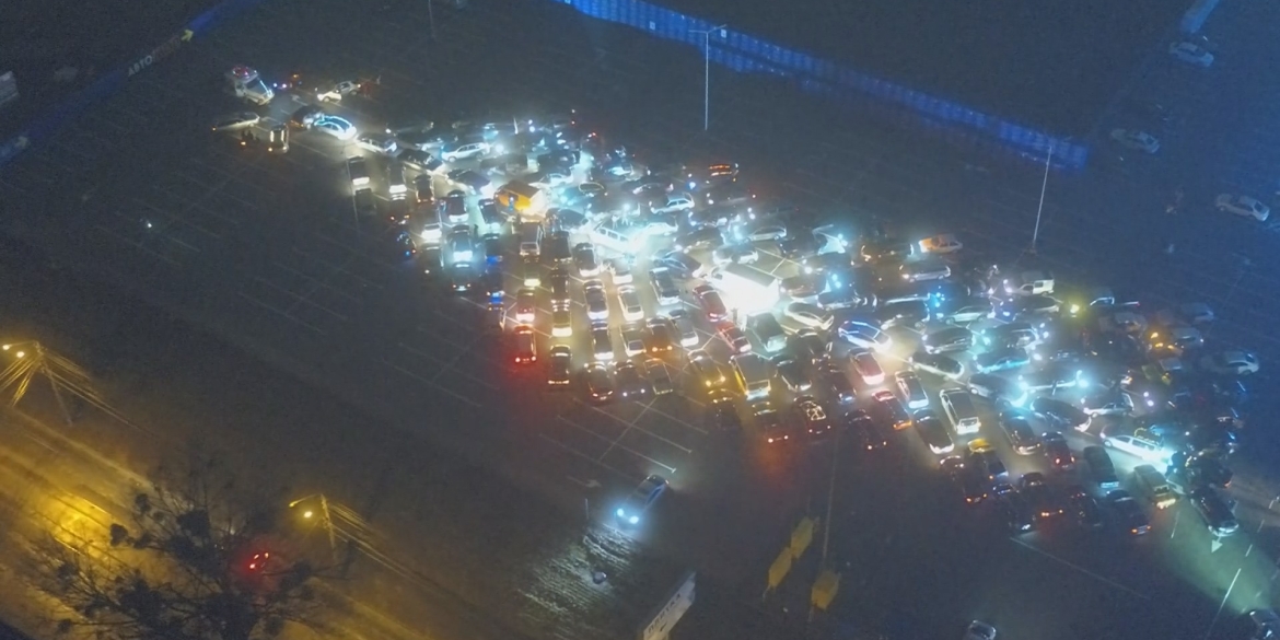Новорічну "ялинку" з пів тисячі автомобілів склали у Вінниці