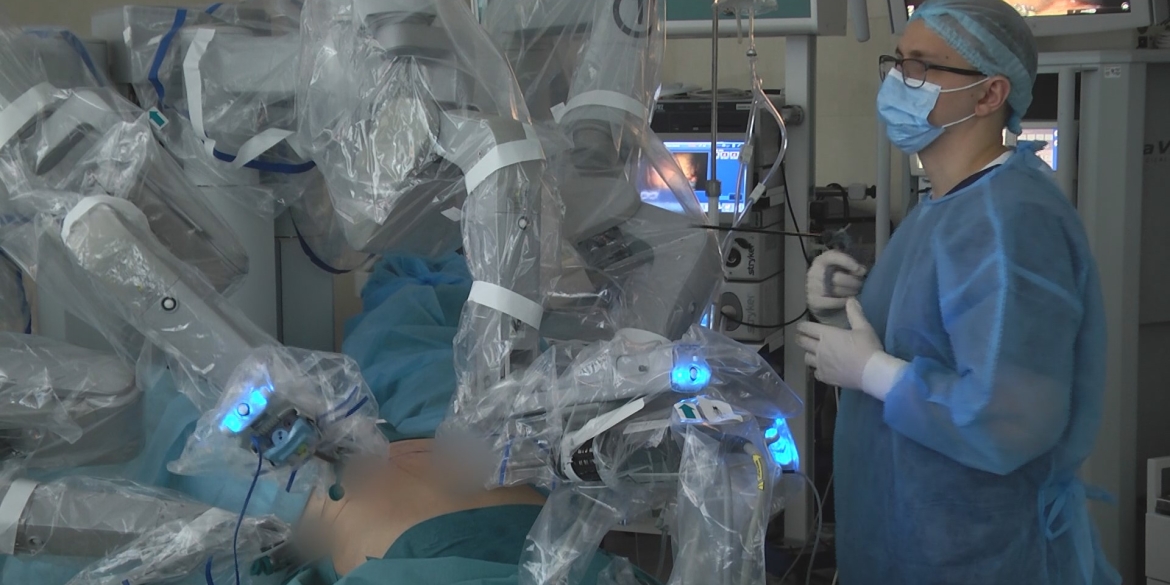 Операція в декілька "рук": як працює єдиний в Україні робот-хірург