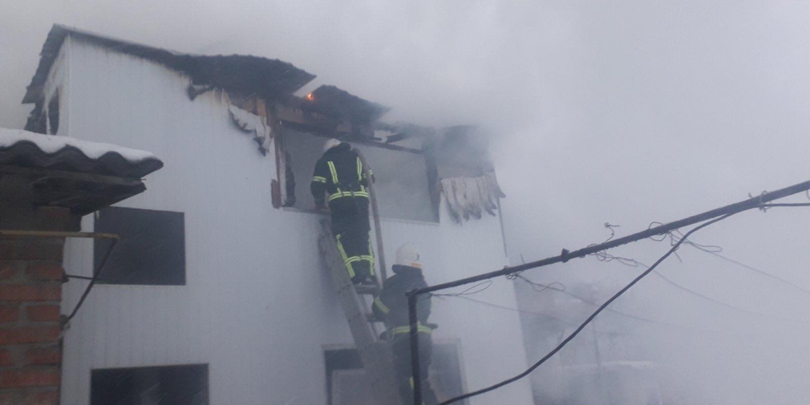 На вулиці Щукіна через пожежу в прибудові ледь не згорів будинок