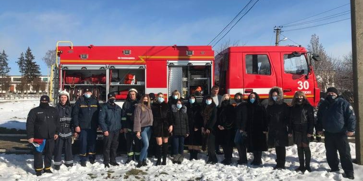 В Ладижині рятувальники провели навчання з представниками міського суду