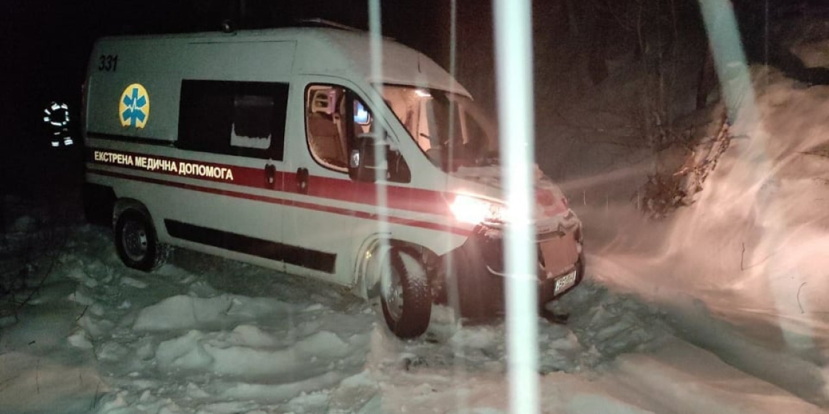 Вночі вінницькі рятувальники визволяли зі снігових "пасток" три автомобілі та "швидку"