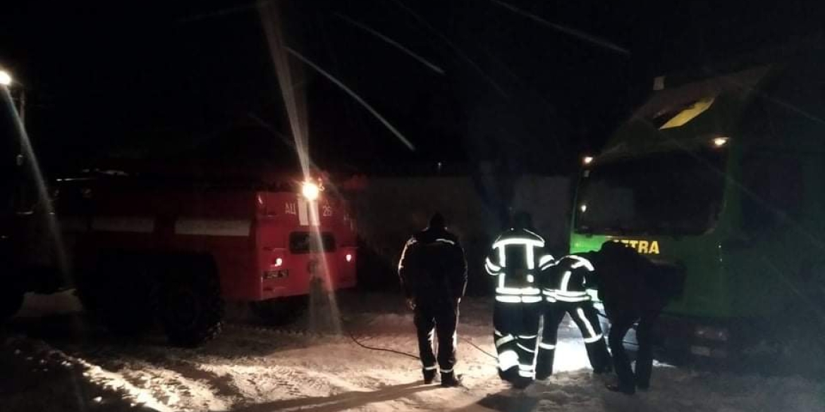 У Погребищі рятувальники витягали зі сніжного замету вантажівку з “пакунками малюка”