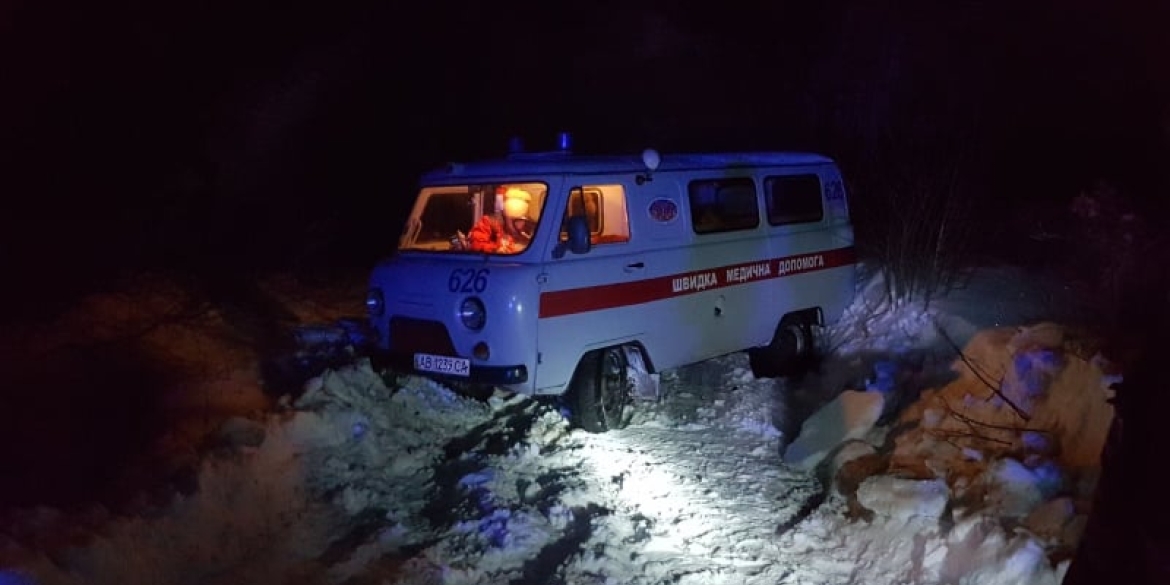 У Крижопільському районі зі снігового замету витягали авто “швидкої допомоги”