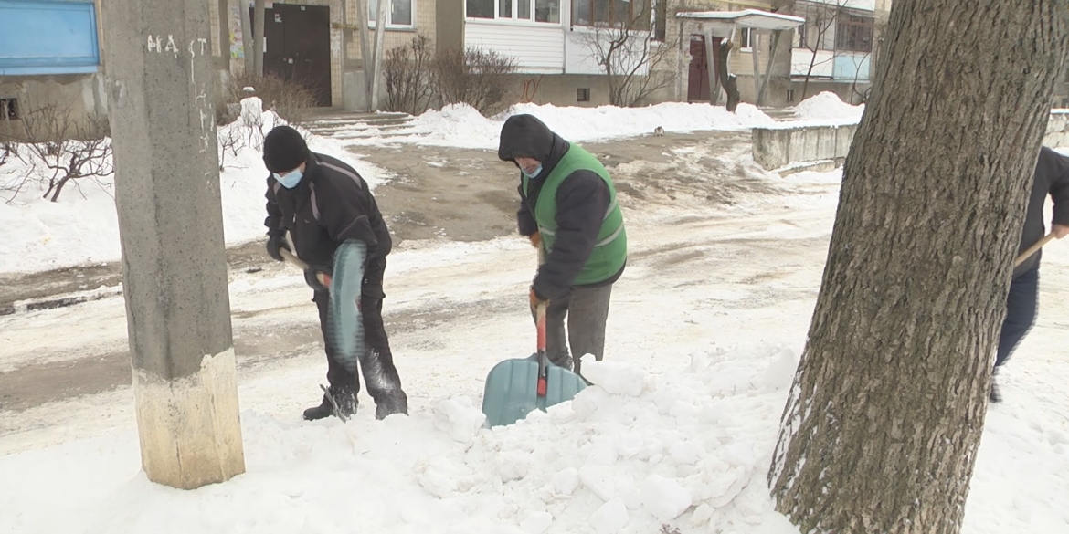 У Вінниці мешканці висоток не чекають комунальників, а чистять свої двори від снігу самі