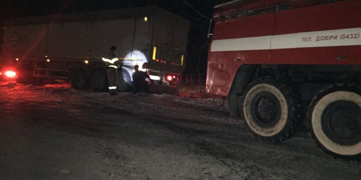 На Вінниччині рятувальники допомогли водіям двох вантажівок