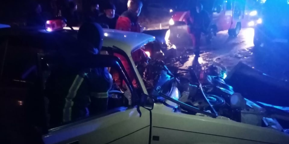 В Тульчині зіштовхнулись ВАЗ та BMW: двох людей затисло у салоні